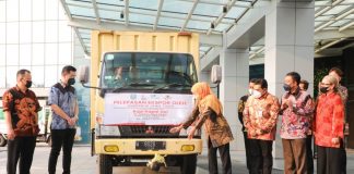 Lepas Ekspor Senilai USD 1,46 Juta Ke Empat Negara, Gubernur Khofifah : Wujud Komitmen Pemprov Jatim Dukung Pelaku Usaha Tembus Pasar Dunia Gubernur Jawa Timur