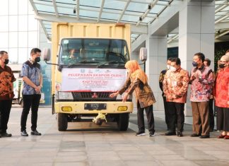 Lepas Ekspor Senilai USD 1,46 Juta Ke Empat Negara, Gubernur Khofifah : Wujud Komitmen Pemprov Jatim Dukung Pelaku Usaha Tembus Pasar Dunia Gubernur Jawa Timur