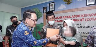 Hadiri Pelepasan Anak Asuh Kepada Calon Orang Tua Angkat, Sekdaprov : Jaga dan Beri Kasih Sayang Sepenuh Hati Sekda Propinsi Jatim