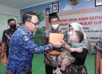 Hadiri Pelepasan Anak Asuh Kepada Calon Orang Tua Angkat, Sekdaprov : Jaga dan Beri Kasih Sayang Sepenuh Hati Sekda Propinsi Jatim