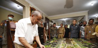 Kunjungi Juara Umum Proklim 2022, Wali Kota Eri Cahyadi Serahkan Penghargaan Kepada RW Eri Cahyadi