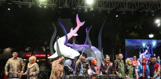 Dudy Oris Mantan Vokalis Yovie and Nuno dan Warga Puji Karnaval Nang Tunjungan Surabaya Karnaval Nang Tunjungan