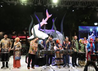 Dudy Oris Mantan Vokalis Yovie and Nuno dan Warga Puji Karnaval Nang Tunjungan Surabaya Karnaval Nang Tunjungan