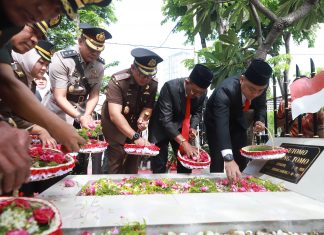 Tabur Bunga di Makam Pahlawan, Wali Kota Eri Ajak Masyarakat Tumbuhkan Semangat Kepahlawanan Hari Pahlawan 2022