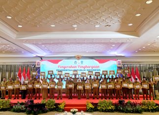 Sepuluh Kali Berturut – Turut Raih Opini WTP, Pemkot Surabaya Terima Penghargaan dari Pemerintah Pusat Wali Kota Surabaya