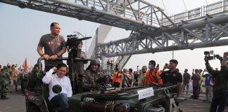 Wali Kota Eri Cahyadi Bangga Para Pemuda Kedung Cowek Gerakkan Ekonomi dengan Konvoi Joeang dan Drama Kolosal Eri Cahyadi