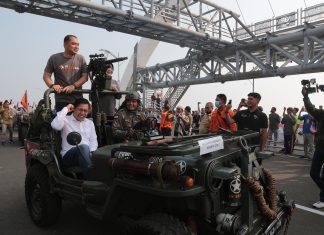 Wali Kota Eri Cahyadi Bangga Para Pemuda Kedung Cowek Gerakkan Ekonomi dengan Konvoi Joeang dan Drama Kolosal Eri Cahyadi