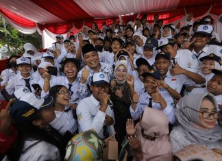 Upacara Peringatan Hari Guru Nasional 2022, Wali Kota Eri Cahyadi Ingatkan Tak Boleh Didik Siswa dengan Kekerasan Eri Cahyadi