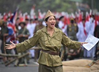 Parade Surabaya Juang, Artis Olivia Zalianty Tampil di Teatrikal Perang 10 November 1945 Surabaya Raya