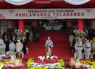 Pimpin Upacara Hari Pahlawan, Wali Kota Eri Cahyadi bersama Forkopimda Surabaya Gunakan Pakaian Pejuang Hari Pahlawan 2022