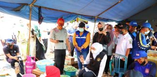 Serahkan Bantuan Bagi Warga Terdampak Banjir di Banyuwangi, Gubernur Khofifah Usulkan Opsi Relokasi Huntap di Atas Lahan PTPN XII Gubernur Jawa Timur