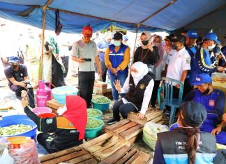 Serahkan Bantuan Bagi Warga Terdampak Banjir di Banyuwangi, Gubernur Khofifah Usulkan Opsi Relokasi Huntap di Atas Lahan PTPN XII Gubernur Jawa Timur