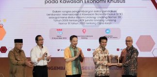 Terima Sertifikat Penetapan Beroperasinya KEK Singhasari, Wagub Emil Optimis Ungkit Tumbuhnya Ekosistem Digital di Jatim Emil Dardak