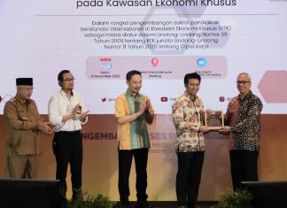 Terima Sertifikat Penetapan Beroperasinya KEK Singhasari, Wagub Emil Optimis Ungkit Tumbuhnya Ekosistem Digital di Jatim Emil Dardak