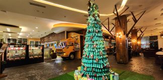 Hotel Mercure Surabaya Grand Mirama hadirkan Pohon Natal tersusun dari 553 Botol Plastik Bekas Pohon Natal