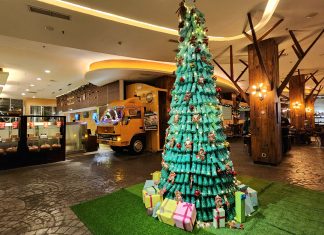 Hotel Mercure Surabaya Grand Mirama hadirkan Pohon Natal tersusun dari 553 Botol Plastik Bekas Pohon Natal