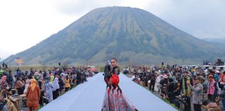 Gelar East Java Fashion Harmony (EJFH) di Bromo, Gubernur Khofifah Kenalkan Keberagaman Wastra Batik dan Tenun Khas Jatim ke Kancah Dunia Gelar East Java Fashion Harmony