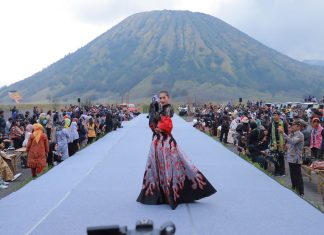 Gelar East Java Fashion Harmony (EJFH) di Bromo, Gubernur Khofifah Kenalkan Keberagaman Wastra Batik dan Tenun Khas Jatim ke Kancah Dunia Gelar East Java Fashion Harmony