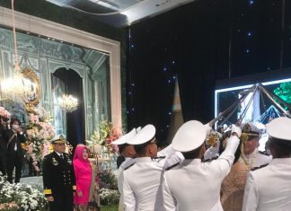 Tradisi upacara pedang pora khas pernikahan TNI AL Pedang Pora