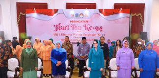 Di Puncak Peringatan Hari Ibu Ke-94, Gubernur Khofifah Terima Penghargaan Atas Pemberdayaan dan Perlindungan Driver Ojol Perempuan di Jatim Hari Ibu 2022