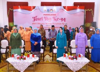 Di Puncak Peringatan Hari Ibu Ke-94, Gubernur Khofifah Terima Penghargaan Atas Pemberdayaan dan Perlindungan Driver Ojol Perempuan di Jatim Hari Ibu 2022