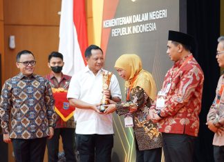 Inovasi Samsat 4.0 dan Eko-Tren Bawa Jatim Sabet Penghargaan IGA Award Kemendagri 2022 Sebagai Provinsi Terinovatif di Indonesia Gubernur Jawa Timur, Khofifah Indar Parawansa