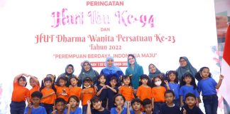 Di Puncak Peringatan Hari Ibu Ke-94, Gubernur Khofifah Terima Penghargaan Atas Pemberdayaan dan Perlindungan Driver Ojol Perempuan di Jatim Gubernur Jawa Timur