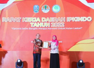 Komitmen Tinggi, Gubernur Khofifah Raih Penghargaan Pembina Penyuluh Kehutanan dari Menteri LHK Gubernur Jawa Timur