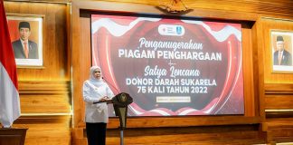 Sematkan Lencana Penghargaan untuk 526 Pendonor Sukarela 75 Kali , Gubernur Khofifah Sebut PMI Simbol Moderasi dan Toleransi Gubernur Jawa Timur