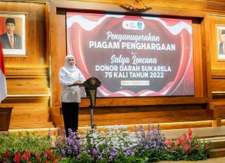 Sematkan Lencana Penghargaan untuk 526 Pendonor Sukarela 75 Kali , Gubernur Khofifah Sebut PMI Simbol Moderasi dan Toleransi Gubernur Jawa Timur