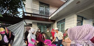 Pentingnya Menjaga Kelestarian Lingkungan, Mahasiswa Fikom UC Lakukan Pelatihan Takakura Pupuk Kompos Lingkungan