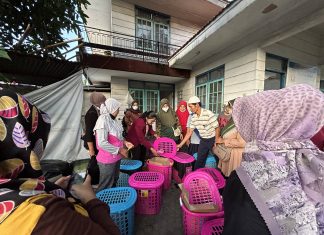 Pentingnya Menjaga Kelestarian Lingkungan, Mahasiswa Fikom UC Lakukan Pelatihan Takakura Pupuk Kompos Lingkungan