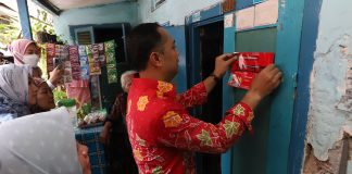 Pemkot Surabaya Pasang Stiker Rumah Warga Miskin, Wali Kota Eri Cahyadi Tegaskan Bukan untuk Merendahkan Eri Cahyadi