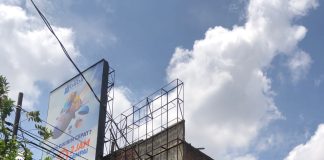 Antisipasi Cuaca Ekstrem, Pemkot Surabaya Minta Pemilik Kuatkan Konstruksi Bangunan Reklamenya Eri Cahyadi