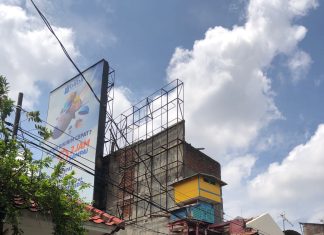 Antisipasi Cuaca Ekstrem, Pemkot Surabaya Minta Pemilik Kuatkan Konstruksi Bangunan Reklamenya Eri Cahyadi