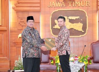 Wagub Emil Serahkan SPT Plt Bupati Bangkalan Ke Mohni Politik & Pemerintahan