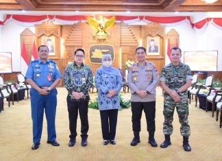 Serahkan DIPA dan TKD Tahun 2023, Gubernur Khofifah Pesan Seluruh Kepala Daerah Gunakan Anggaran Cepat, Tepat dan Bertanggungjawab untuk Penyejahteraan Masyarakat Gubernur Jawa Timur