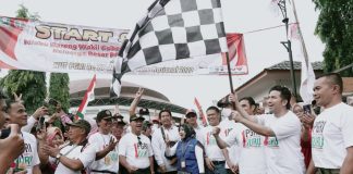 Peringatan Hari Guru, Emil Dardak Mlaku Bareng Ribuan Guru di Magetan Emil Dardak