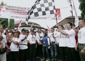 Peringatan Hari Guru, Emil Dardak Mlaku Bareng Ribuan Guru di Magetan Emil Dardak