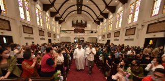 Keliling Gereja Saat Malam Natal, Wali Kota Eri Gaungkan Surabaya Kota Toleransi Eri Cahyadi