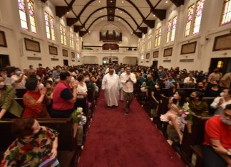 Keliling Gereja Saat Malam Natal, Wali Kota Eri Gaungkan Surabaya Kota Toleransi Eri Cahyadi