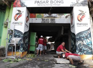 Pasar Bong Dijadikan Night Shopping, Pedagang Kerja Bakti di Program “Surabaya Bergerak” Pasar Bong Surabaya