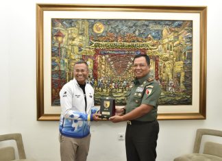 Pangdam V/Brawijaya berkunjung ke Disway, serahkan Buku ke Dahlan Iskan Pangdam V/Brawijaya berkunjung ke Disway, serahkan Buku ke Dahlan Iskan