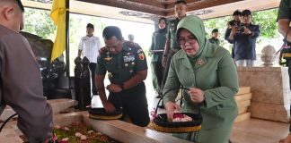 Berkunjung ke Kabupaten Blitar, Pangdam V/Brawijaya Bersama Ketua Persit KCK PD VBrawijaya Beri Pembekalan Istri Prajurit Hingga Ziarah Ke Makam Bung Karno Berkunjung ke Kabupaten Blitar, Pangdam VBrawijaya Bersama Ketua Persit KCK PD VBrawijaya Beri Pembekalan Istri Prajurit Hingga Ziarah Ke Makam Bung Karno