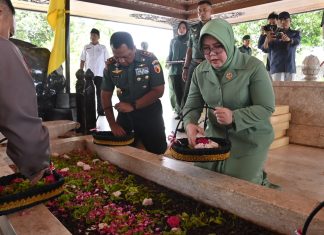 Berkunjung ke Kabupaten Blitar, Pangdam V/Brawijaya Bersama Ketua Persit KCK PD VBrawijaya Beri Pembekalan Istri Prajurit Hingga Ziarah Ke Makam Bung Karno Berkunjung ke Kabupaten Blitar, Pangdam VBrawijaya Bersama Ketua Persit KCK PD VBrawijaya Beri Pembekalan Istri Prajurit Hingga Ziarah Ke Makam Bung Karno