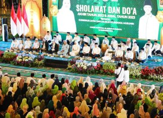 Ribuan Warga Jatim Isi Pergantian Tahun dengan Sholawat dan Doa Bersama, Gubernur Khofifah Ajak Berdo’a Tahun 2023 Penuh Keberkahan dan Kebaikan Gubernur Jawa Timur