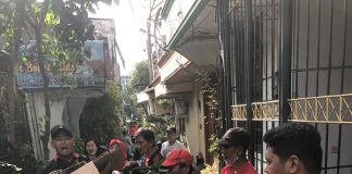 Mengajak Masyarakat Peduli Lingkungan, Pengurus PDI Perjuangan Kec. Wonokromo Kerja Bakti Membersihkan Selokan Mengajak Masyarakat Peduli Lingkungan, Pengurus PDI Perjuangan Kec. Wonokromo Kerja Bakti Membersihkan Selokan