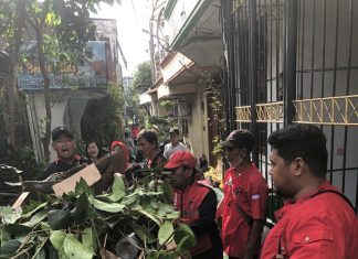 Mengajak Masyarakat Peduli Lingkungan, Pengurus PDI Perjuangan Kec. Wonokromo Kerja Bakti Membersihkan Selokan Mengajak Masyarakat Peduli Lingkungan, Pengurus PDI Perjuangan Kec. Wonokromo Kerja Bakti Membersihkan Selokan