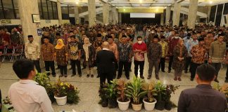 Wali Kota Surabaya Eri Cahyadi Tak Segan Copot Ketua RT/RW dan LPMK Terpilih Terlibat Pungli Wali Kota Surabaya Eri Cahyadi Tak Segan Copot Ketua RT/RW dan LPMK Terpilih Terlibat Pungli