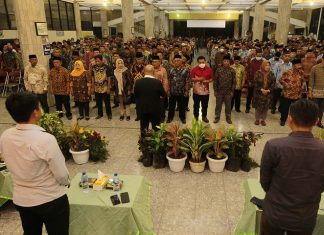 Wali Kota Surabaya Eri Cahyadi Tak Segan Copot Ketua RT/RW dan LPMK Terpilih Terlibat Pungli Wali Kota Surabaya Eri Cahyadi Tak Segan Copot Ketua RT/RW dan LPMK Terpilih Terlibat Pungli